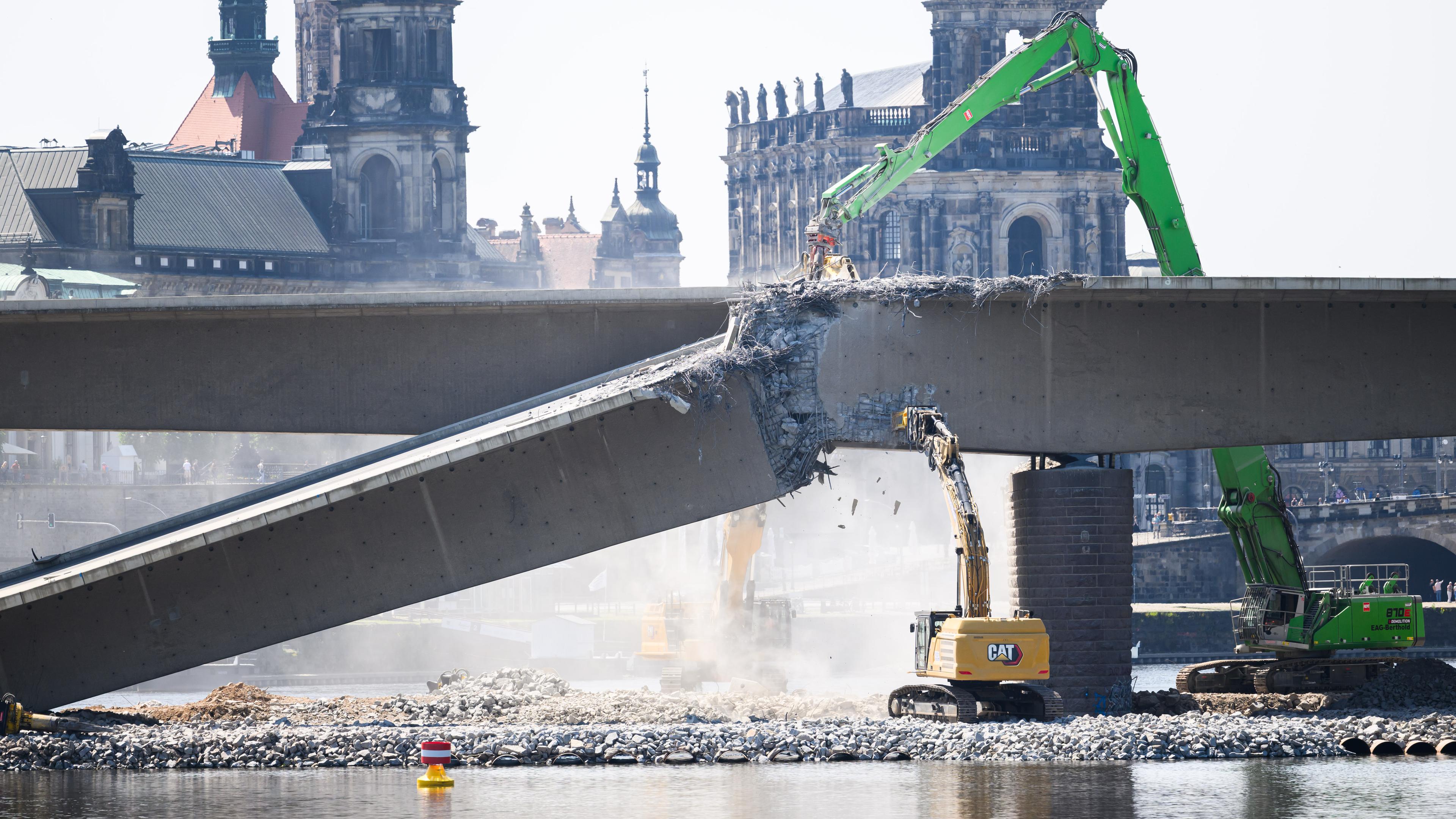 Bagger reißen die Carolabrücke in Dresden ab