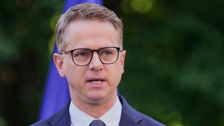 Carsten Linnemann ist als neuer Gesundheitsministerin dafür verantwortlich, dass es genug Krankenhäuser und Medikamente gibt. Außerdem achtet er darauf, dass Ärztinnen, Ärzte und Pflegekräfte gut arbeiten können.
