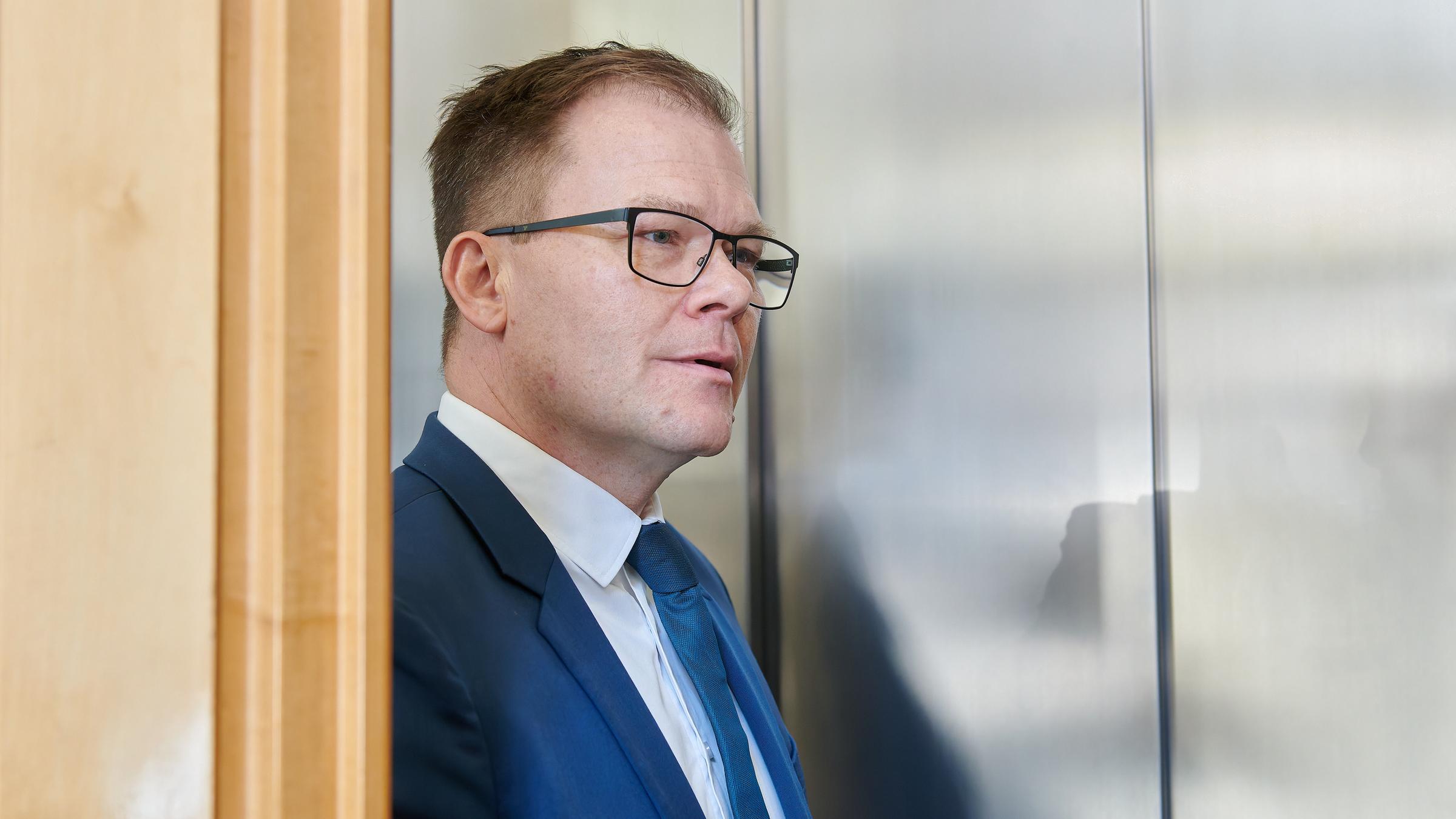 Berlin, 03.04.2025: Carsten Schneider auf dem Weg nach oben zur den Ministerpräsidenten. 