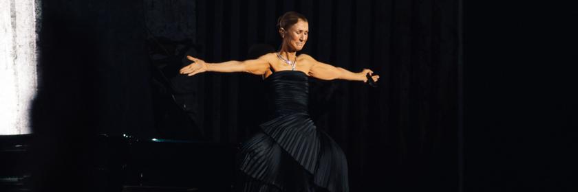 Celine Dion auf der Bühne.