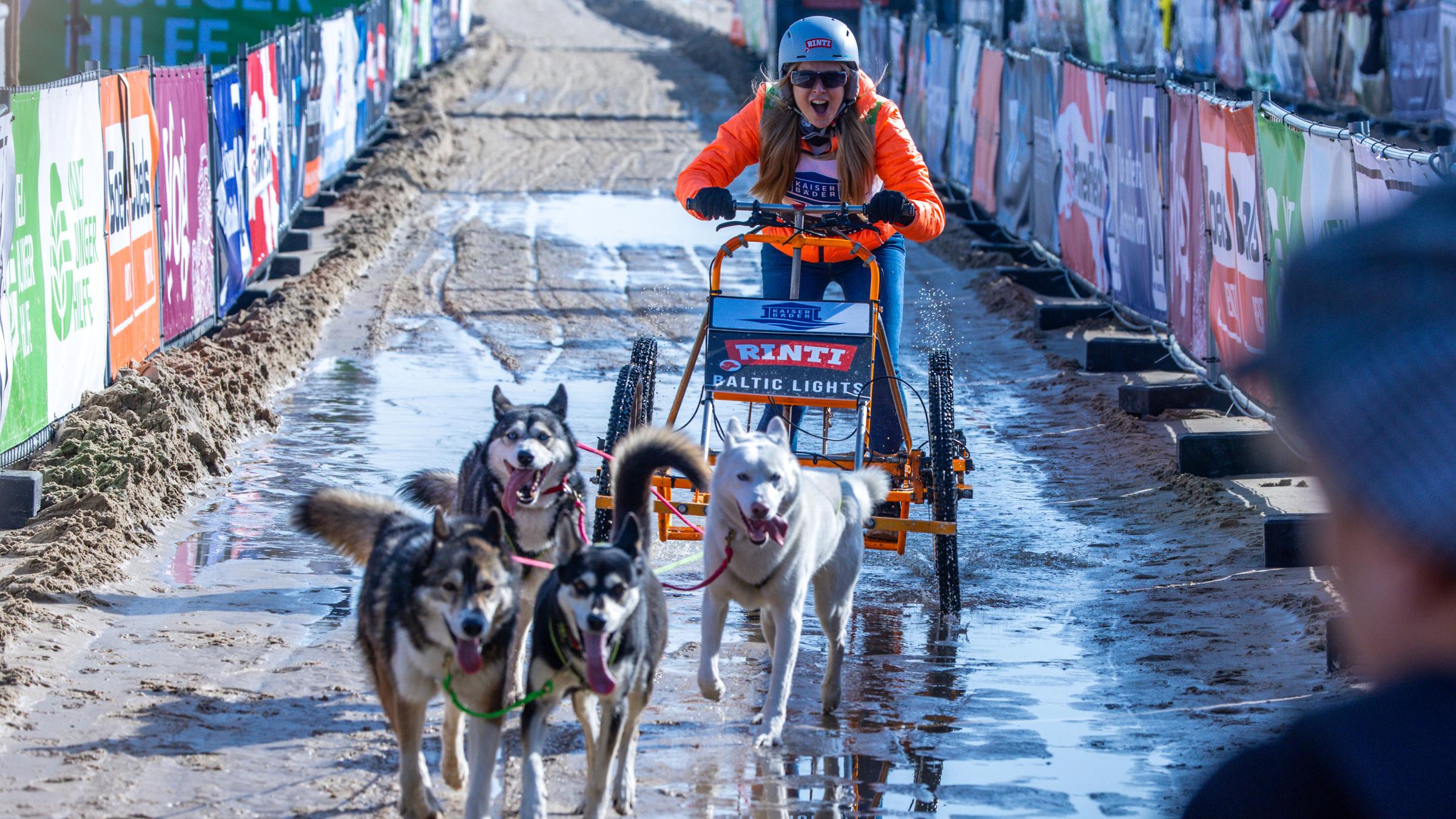 Schauspielerin Nina Ensmann kommt beim Charity-Schlittenhunde-Event "Baltic Lights" am Ostseestrand auf der Insel Usedom ins Ziel.
