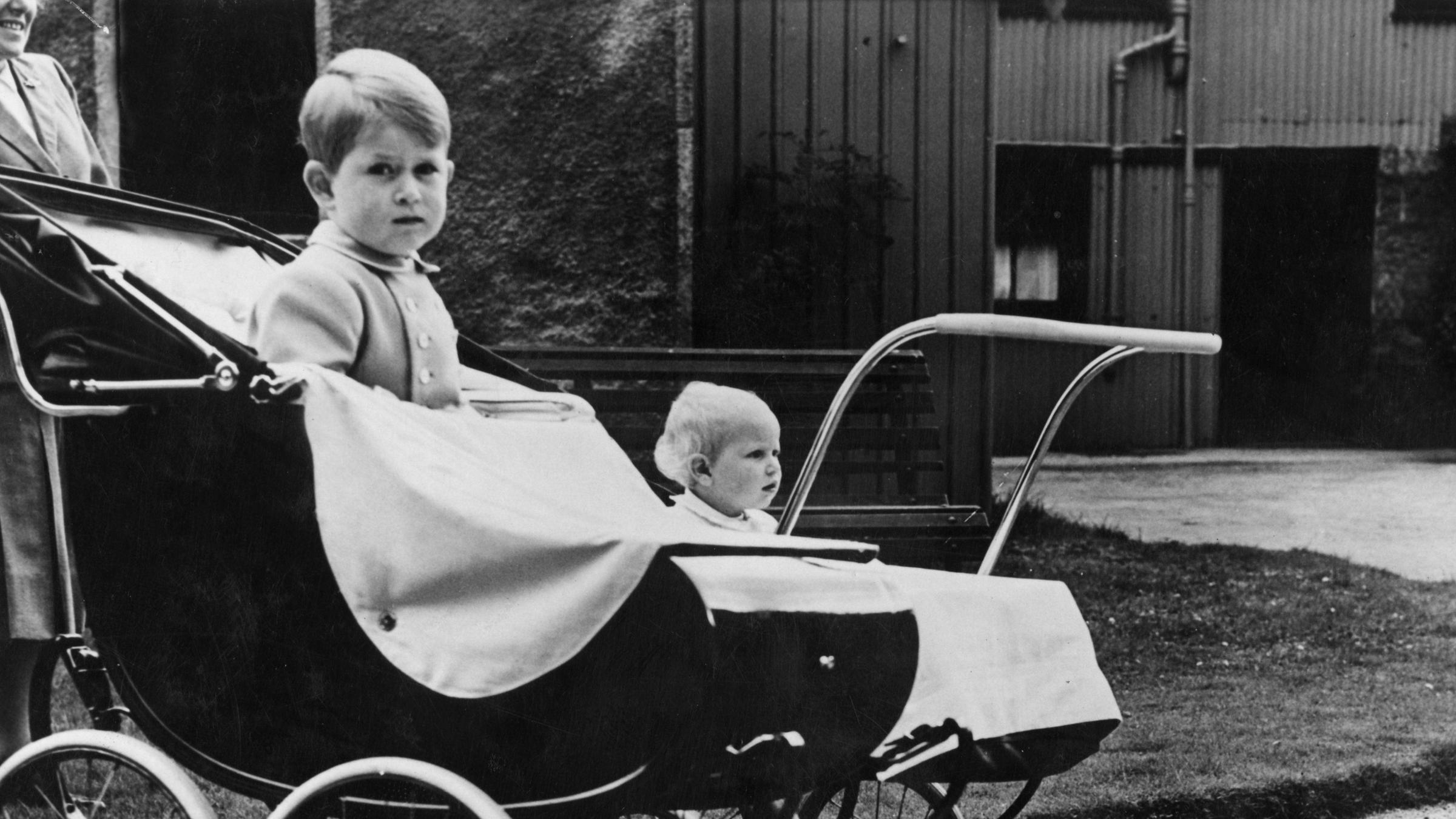 Prinz Charles im Kinderwagen