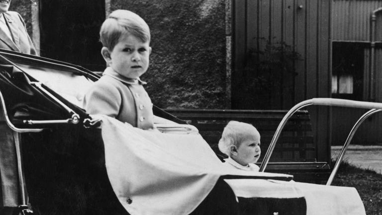 Prinz Charles im Kinderwagen