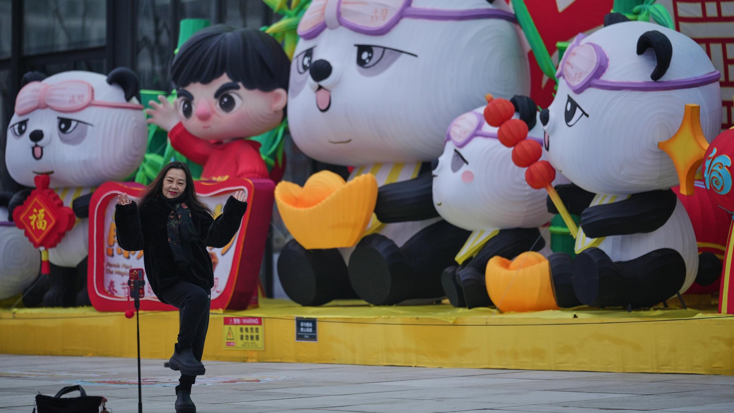 Eine Frau filmt sich selbst in Peking 