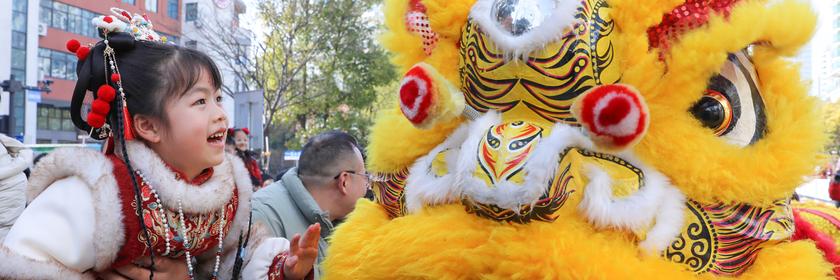 Kind in Peking schaut sich ein Kostüm an