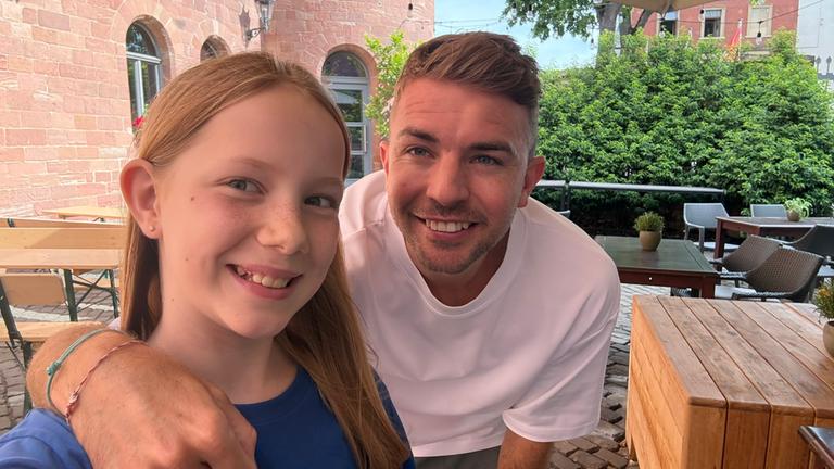 Thea macht mit Christoph Kramer ein Selfie