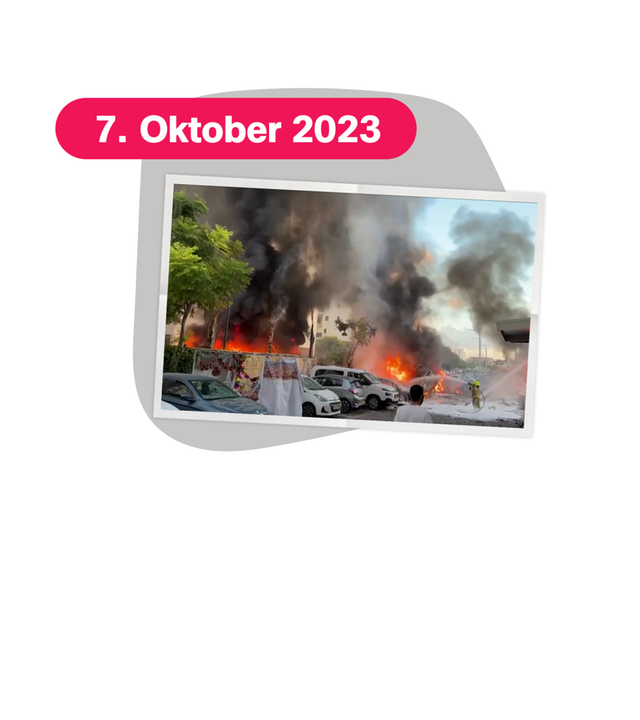 Auf dem Bild ist ein Foto einer Straße zu sehen auf der ein brennendes Auto steht. Im Hintergrund ist viel Rauch zu erkennen. In einem roten Kästchen steht 7. Oktober 2025.