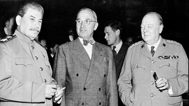 Die drei Politiker Josef Stalin, Harry S. Truman und Winston Churchill beraten, wie es mit Deutschland nach dem Krieg weitergehen soll.