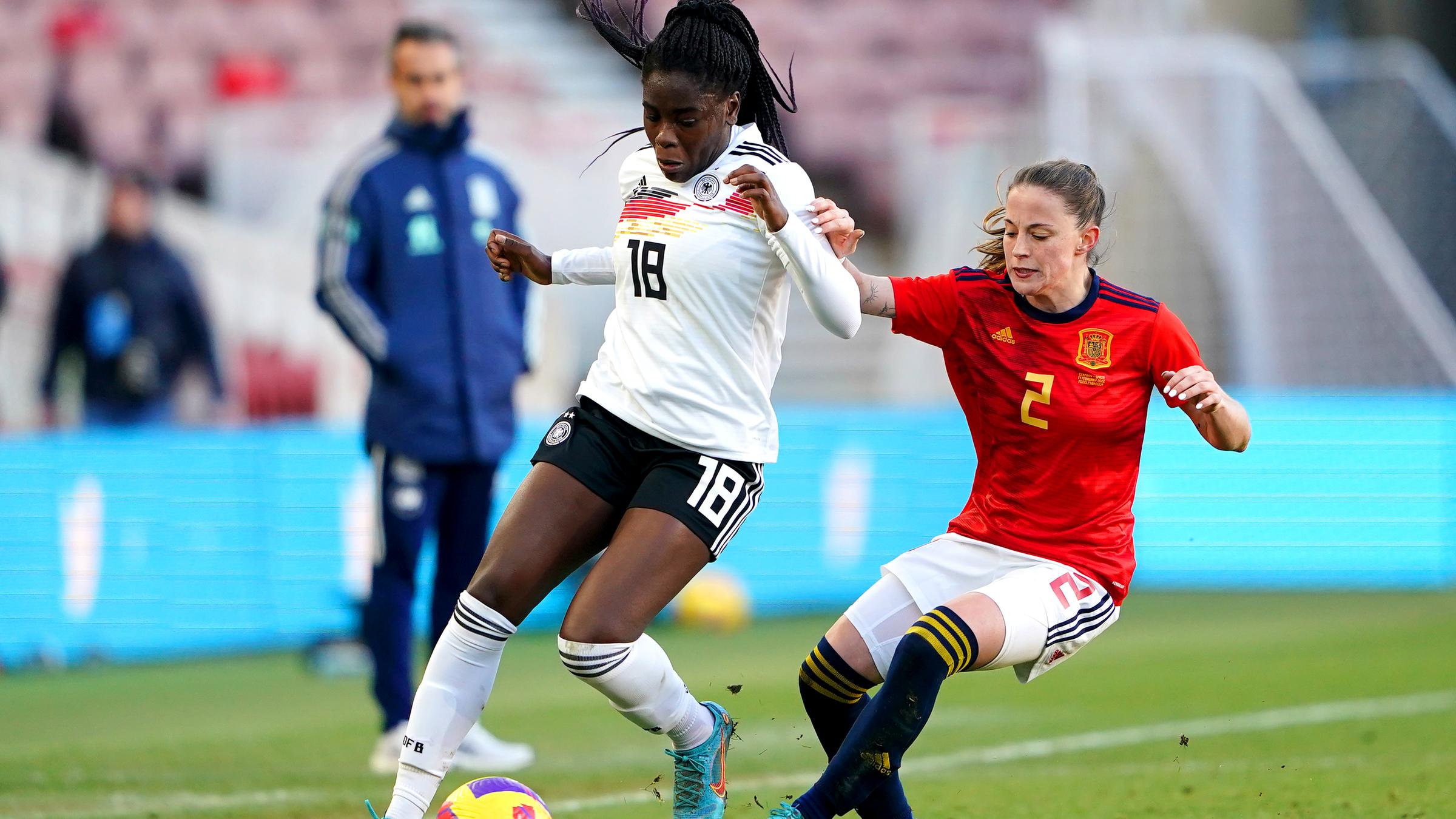 Die deutsche Nationalspielerin Nicole Anyomi deckt im Spiel um den Clark Cup (17.02.2022) gegen die Spanierin Ona Batlle den Ball ab.