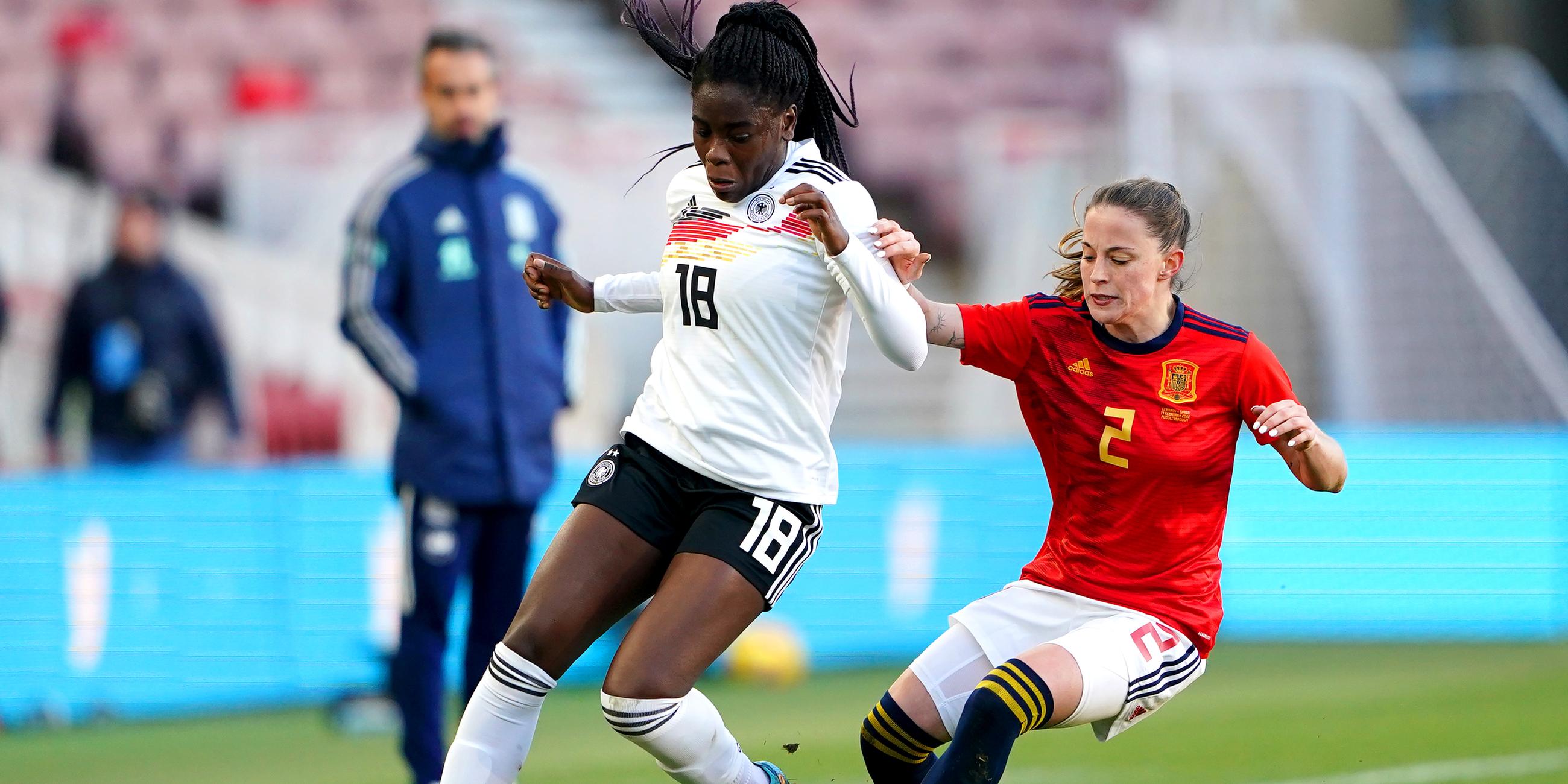 Die deutsche Nationalspielerin Nicole Anyomi deckt im Spiel um den Clark Cup (17.02.2022) gegen die Spanierin Ona Batlle den Ball ab.