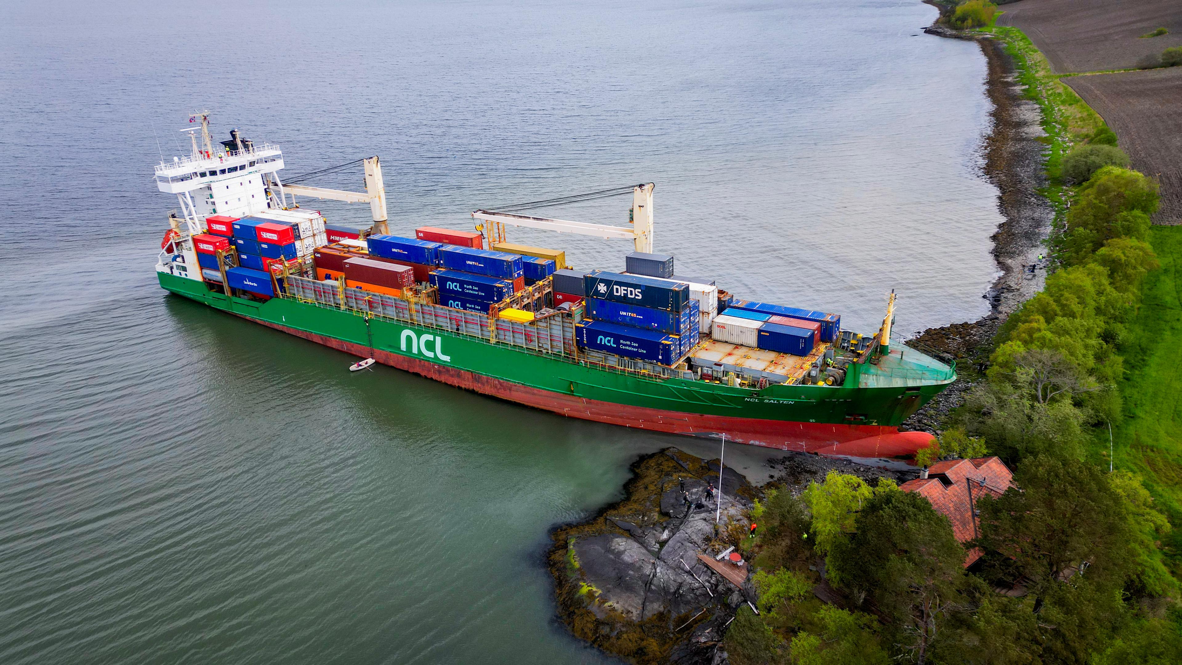 Ein großes Containerschiff steckt am Ufer fest