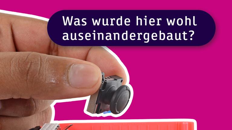 Auf dem Bild sind zwei Hände zu sehen, die Technik zusammensetzen. Es ist die Hüller eines Controllers für eine Spielkonsole. In einer Blase darüber steht geschrieben "Was wurde hier wohl auseinandergebaut"?