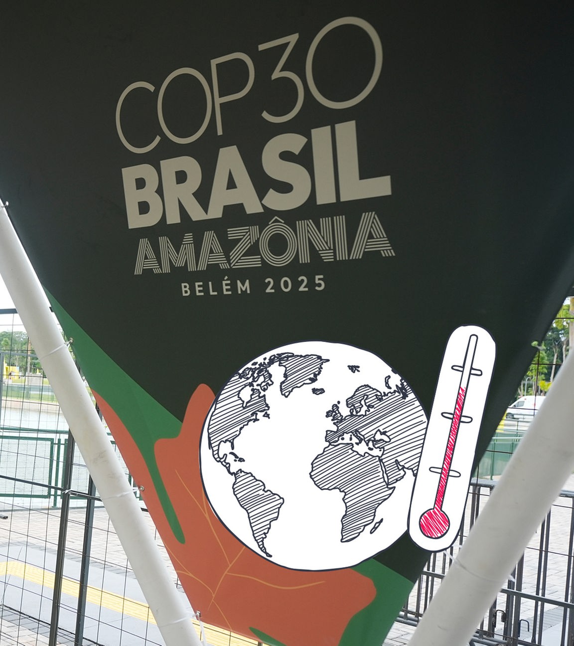 Auf dem Bild ist ein Plakat der Weltklimakonferenz COP30 zu erkennen. Daneben ist eine Weltkugel mit Termometer zu sehen.