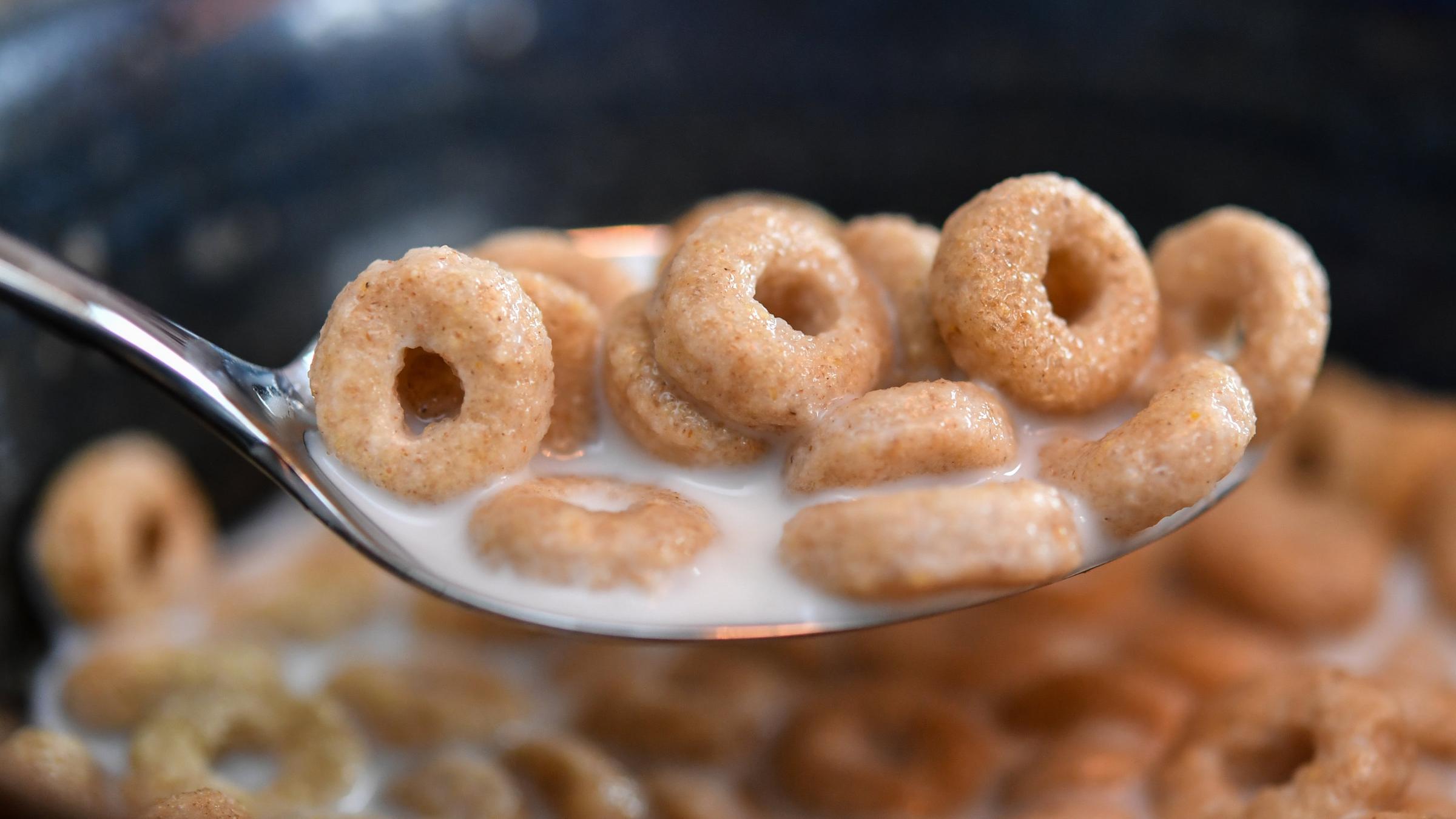 Cornflakes in einer Müslischüssel.