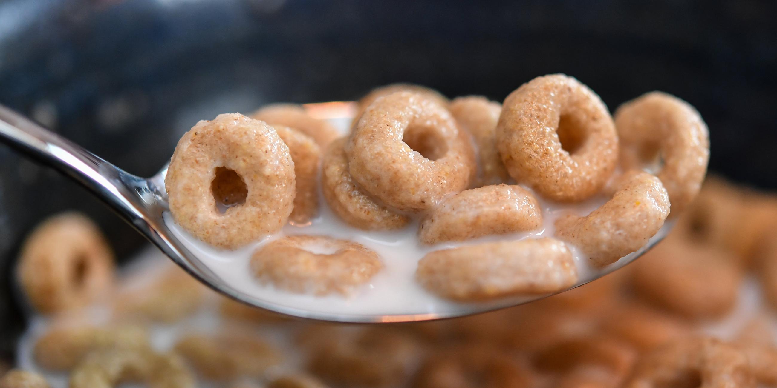 Cornflakes in einer Müslischüssel.