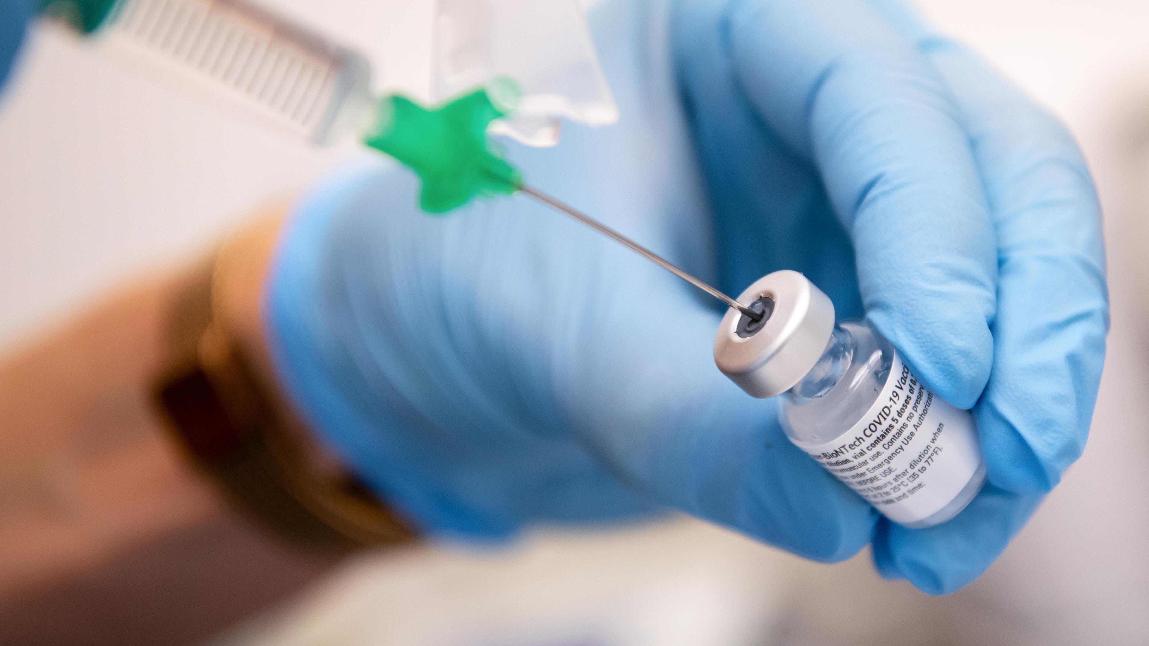 Archiv: Eine Klinik-Mitarbeiterin zieht den Covid-19-Impfstoff von Biontech/Pfizer für eine Impfung auf eine Spritze. Archivbild