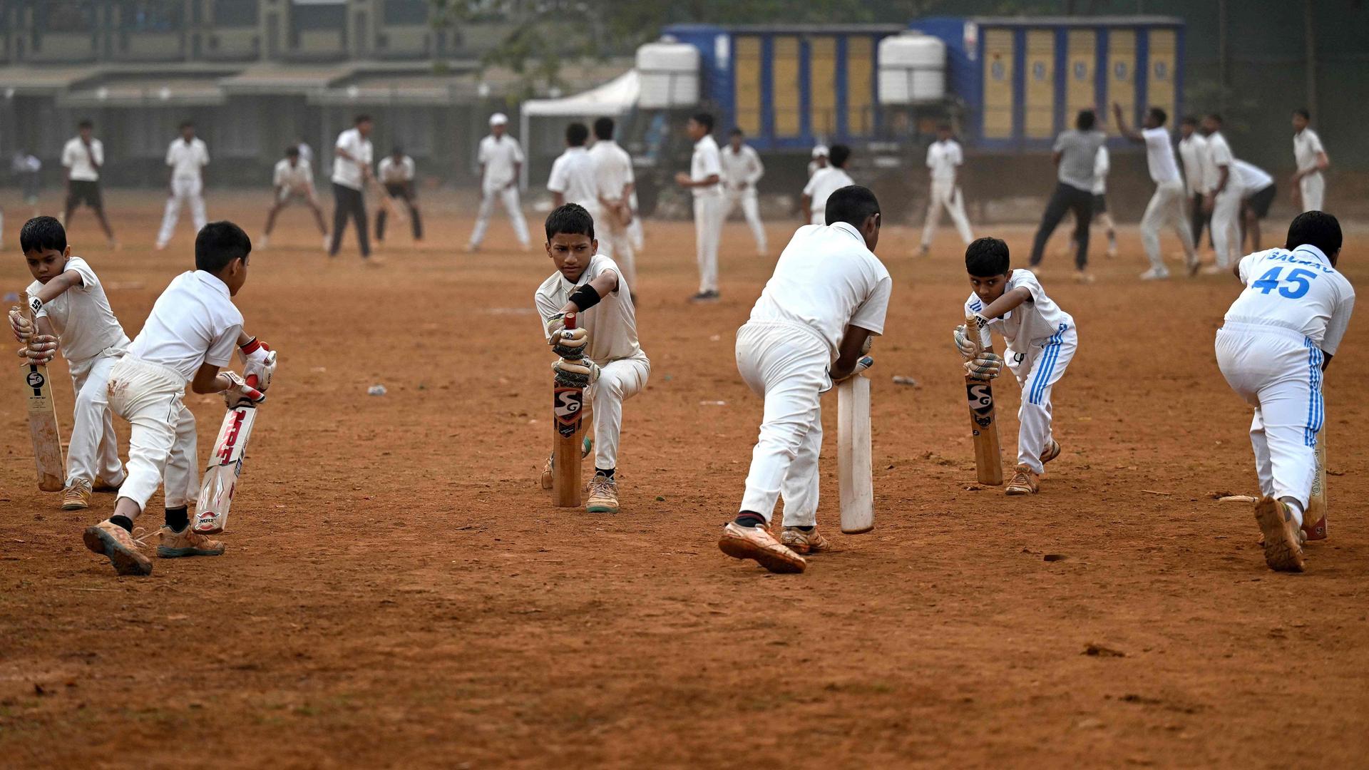 Mehrere junge Cricket-Spiler in Mumbai.