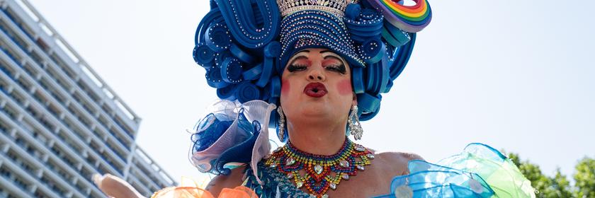 Bunte Kostüme und viele Menschen: Beim Christopher Street Day in Berlin wird für Vielfalt und Gleichberechtigung demonstriert.