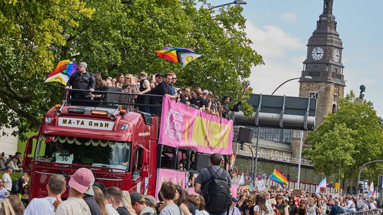 Eine Woche nach dem tödlichen Anschlag auf den Christopher Street Day (CSD) in Berlin nehmen auch Menschen aus der Hauptstadt am Hamburg Pride teil. Viele tragen Schwarz, um an das Opfer zu erinnern und ihre Trauer zu zeigen.