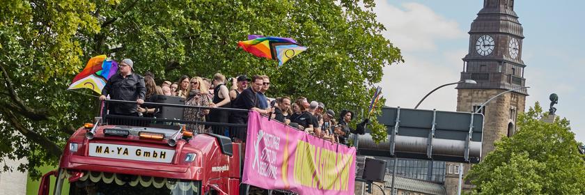 Eine Woche nach dem tödlichen Anschlag auf den Christopher Street Day (CSD) in Berlin nehmen auch Menschen aus der Hauptstadt am Hamburg Pride teil. Viele tragen Schwarz, um an das Opfer zu erinnern und ihre Trauer zu zeigen.