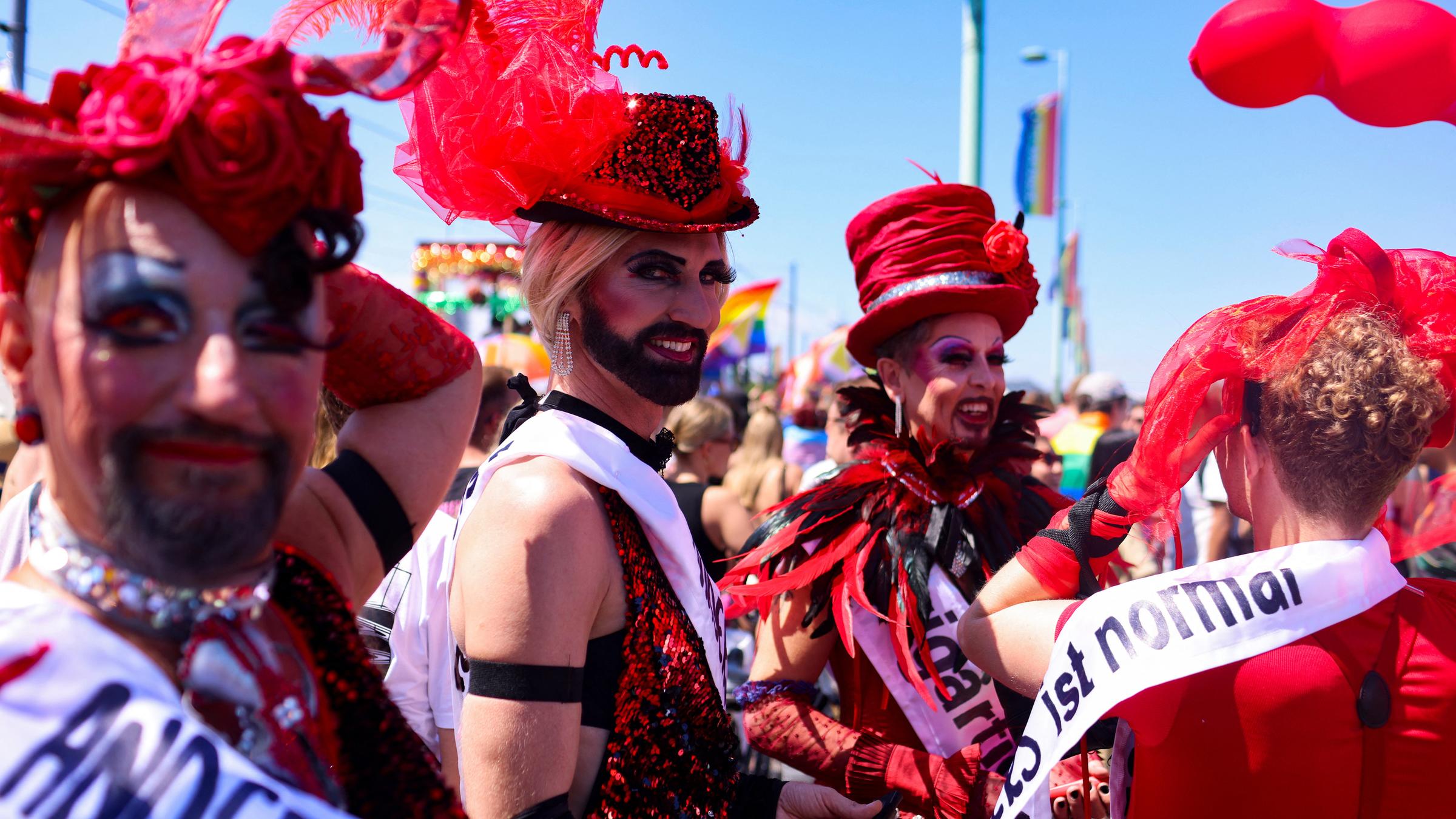Teilnehmer der Christopher Street Day Parade in Köln.