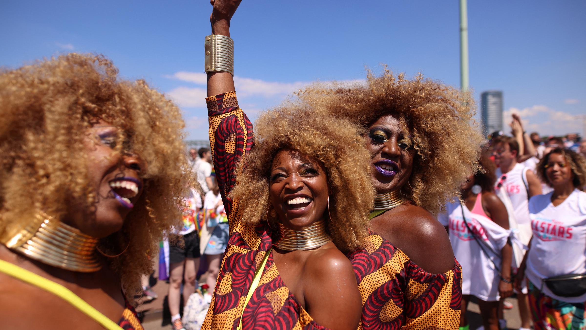 Teilnehmer der Christopher Street Day Parade in Köln.