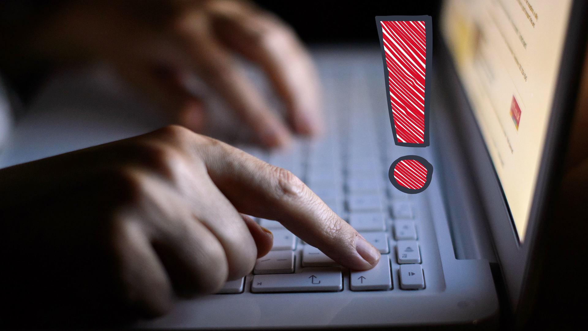 Mann sitzt an Laptop Nahaufnahme 