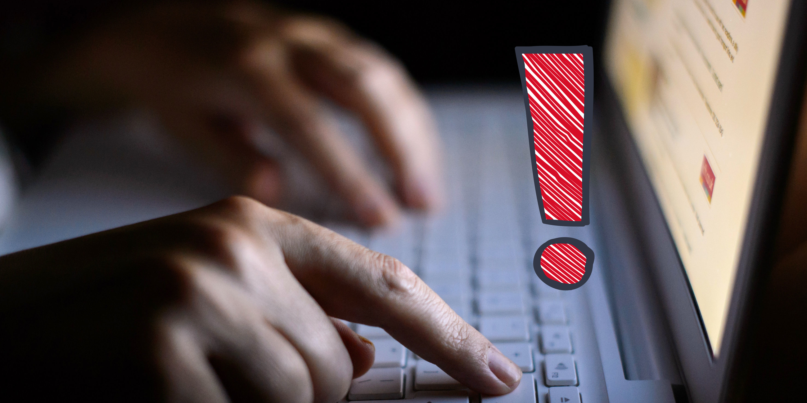 Mann sitzt an Laptop Nahaufnahme 