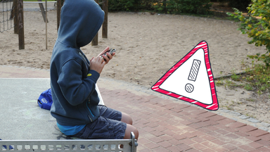 junge auf Spielplatz mit Handy - Grafik von einem Warnschild