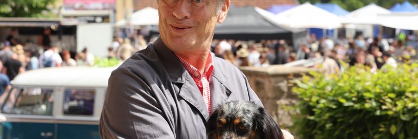 Beim Dackelrennen in Magdeburg treten insgesamt 258 Hunde gegeneinander an. Auch dieser Dackel ist mit dabei.