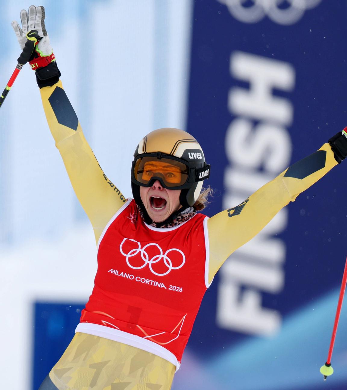 Daniela Maier jubelt nachdem sie beim Ski Cross am 20.02.2026 in Livigno Gold gewinnt. 