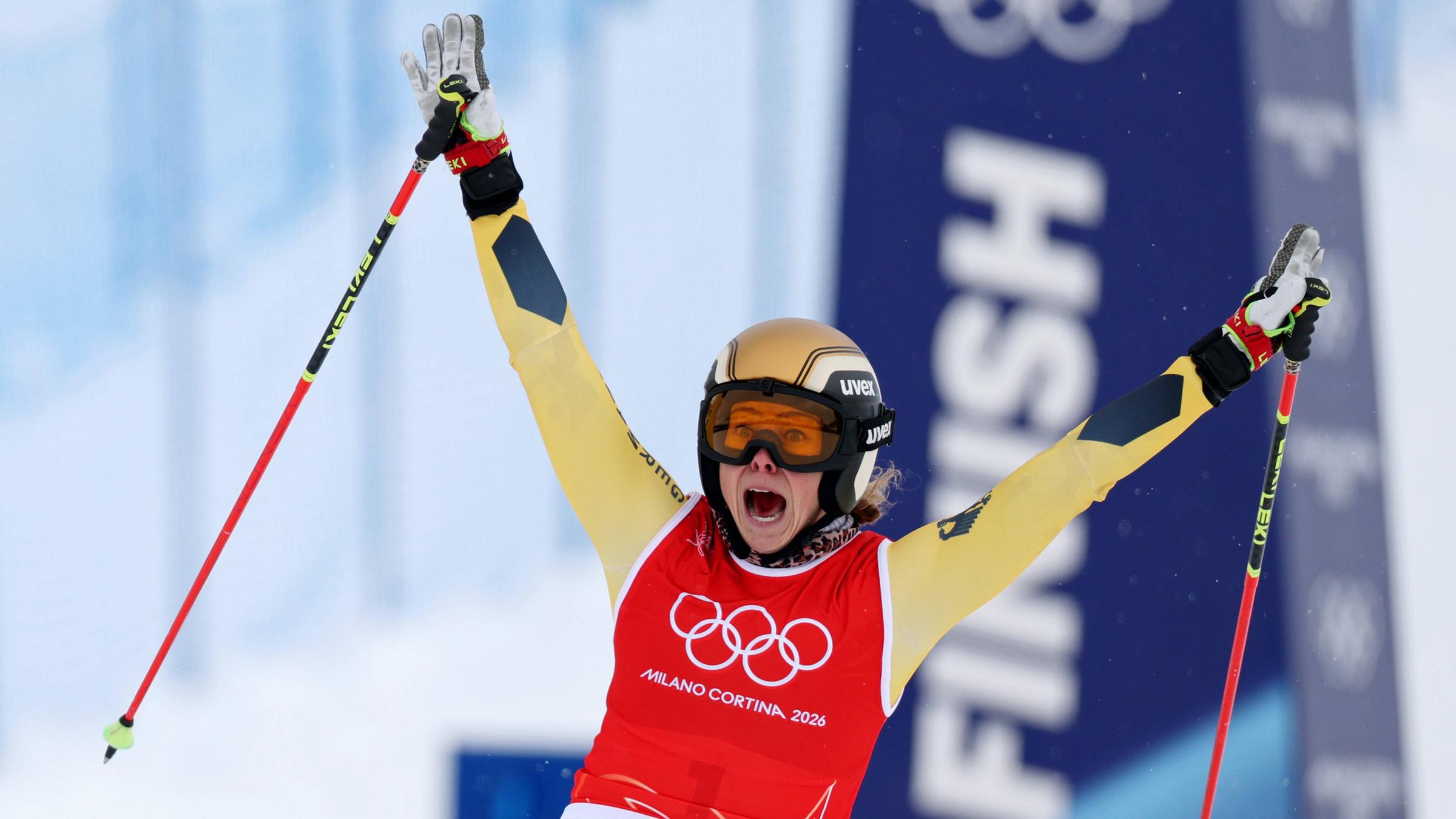 Daniela Maier jubelt nachdem sie beim Ski Cross am 20.02.2026 in Livigno Gold gewinnt. 
