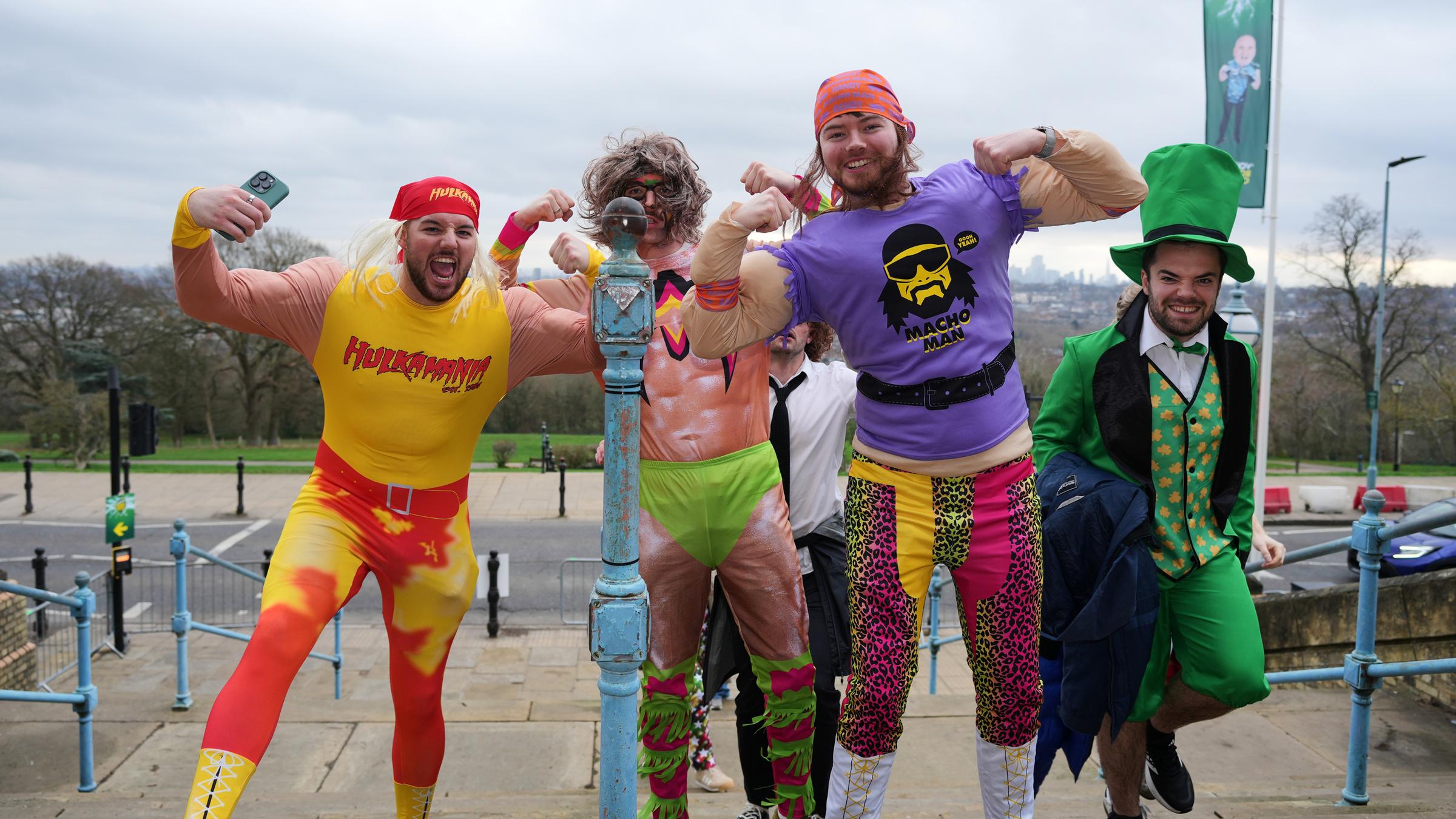 Darts-Fans treffen im Alexandra Palace ein, um die Darts-Weltmeisterschaften zu verfolgen.