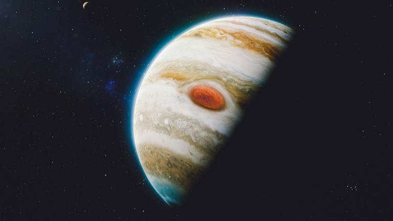 Computeranimation. Ein Planet ist im Halbschatten zur Hälfte zu sehen. Er ist weiß-bräunlich gestreift und hat einen großen roten Fleck. Im Hintergrund ist ein Mond zu sehen.