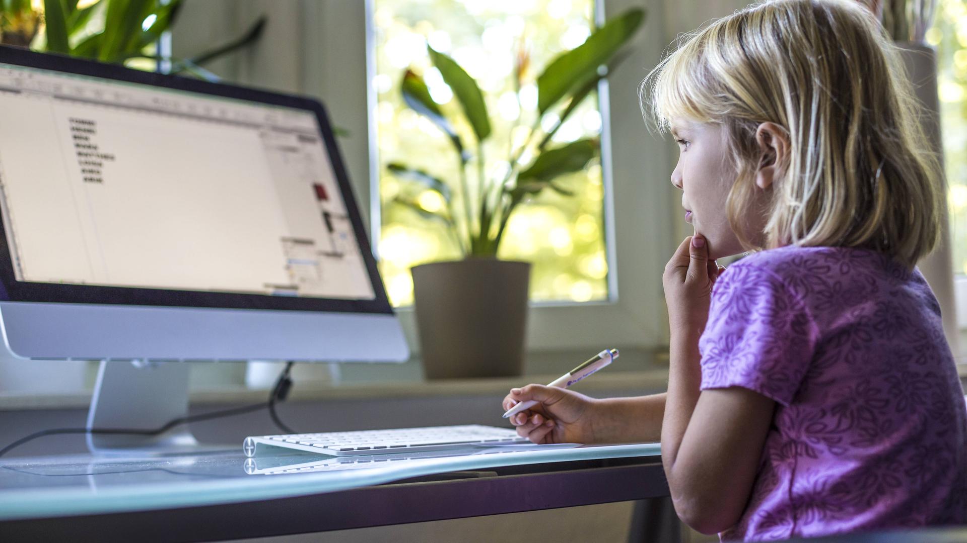 Mädchen am Computer