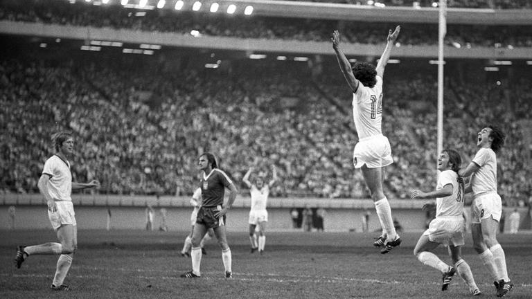 Die Mannschaft der DDR jubelt über ihren Treffer im Olympia-Finale gegen Polen 1976.