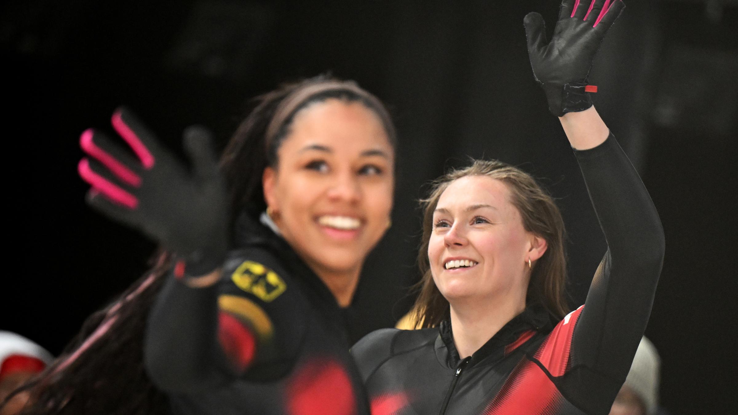 Laura Nolte (Pilotin, r) und Anschieberin Deborah Levi (Deutschland) reagieren. 