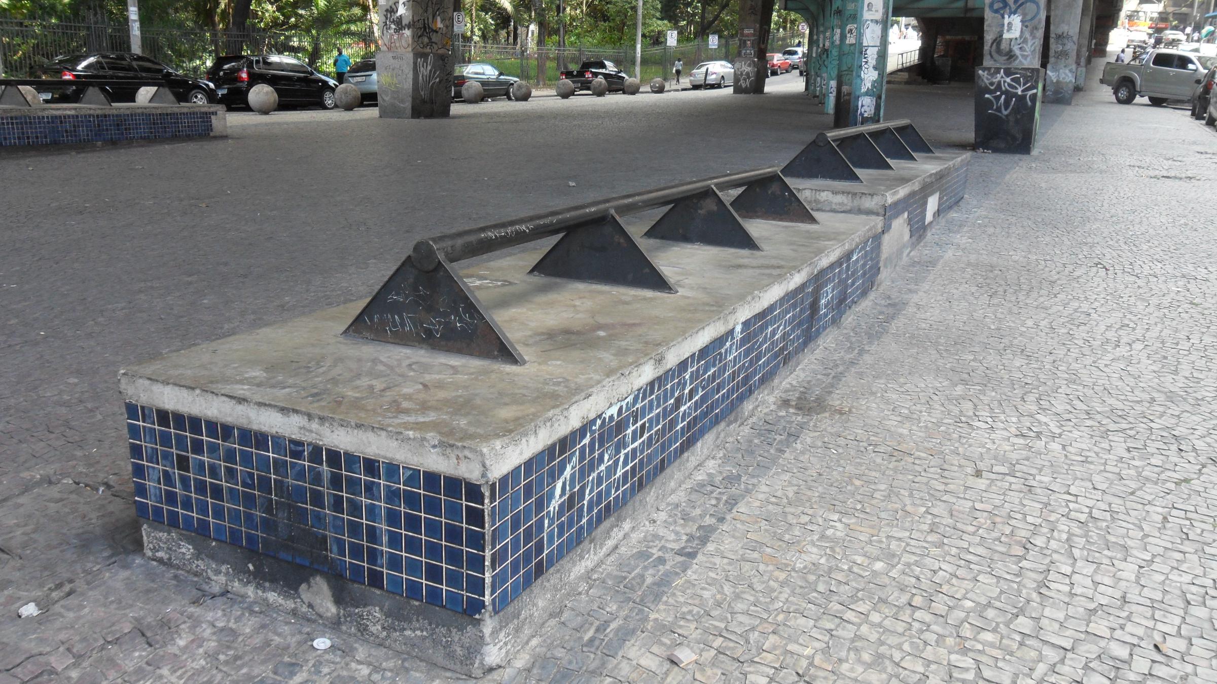 Eine Fläche in der Stadt Belo Horizonte, auf der mit dicken Eisenstäben verhindert wird, dass man sich hier ausbreiten kann. 