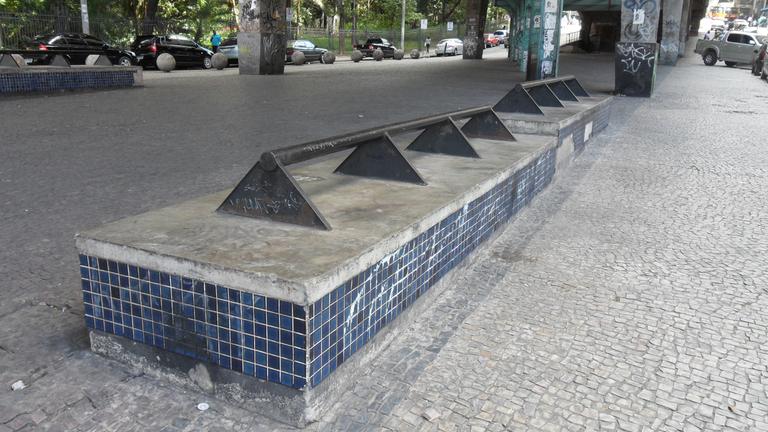Eine Fläche in der Stadt Belo Horizonte, auf der mit dicken Eisenstäben verhindert wird, dass man sich hier ausbreiten kann. 