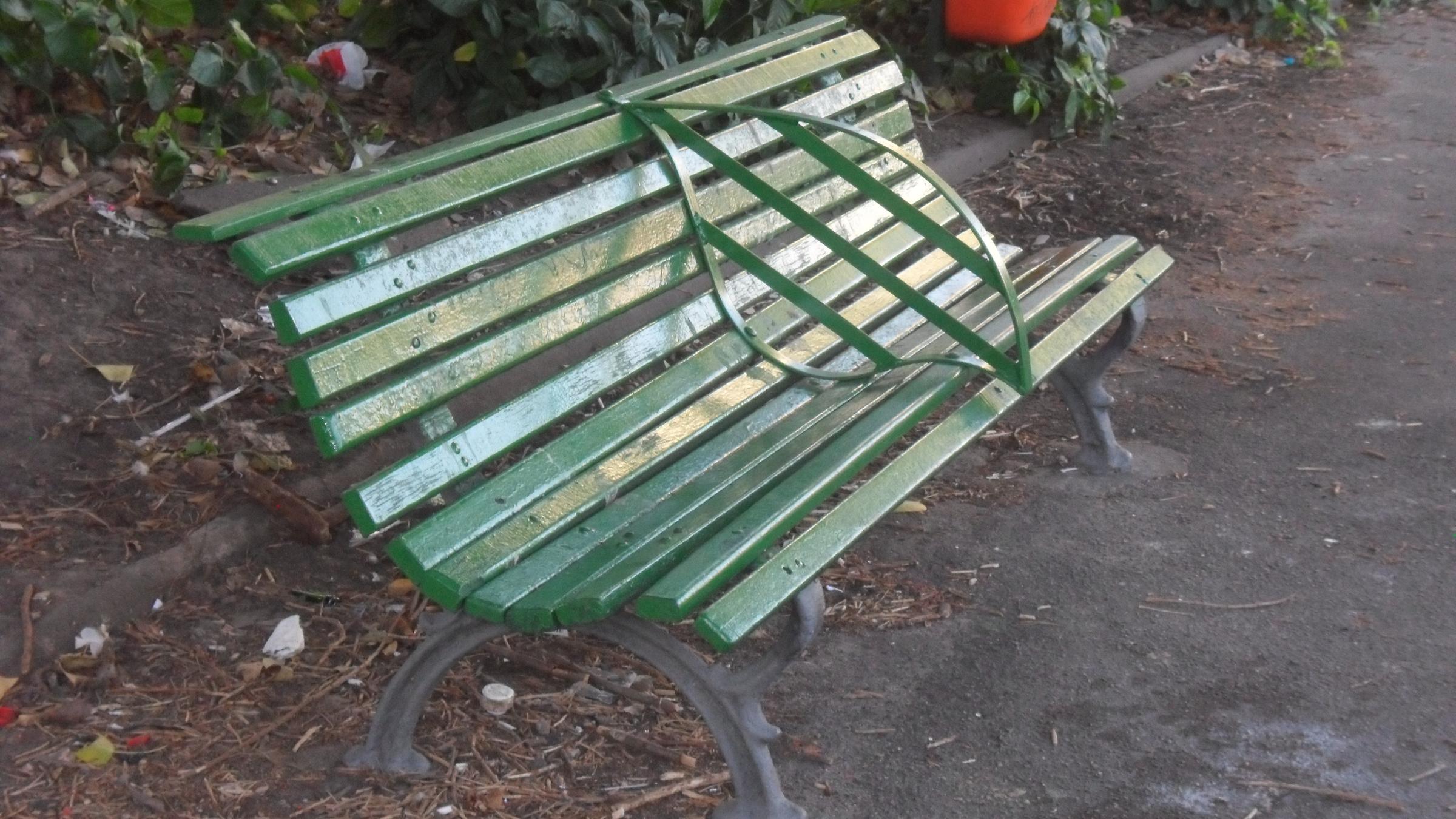 Der Sitzbereich einer grünen Bank in Rio, Brasilien ist durch eine Armlehne getrennt