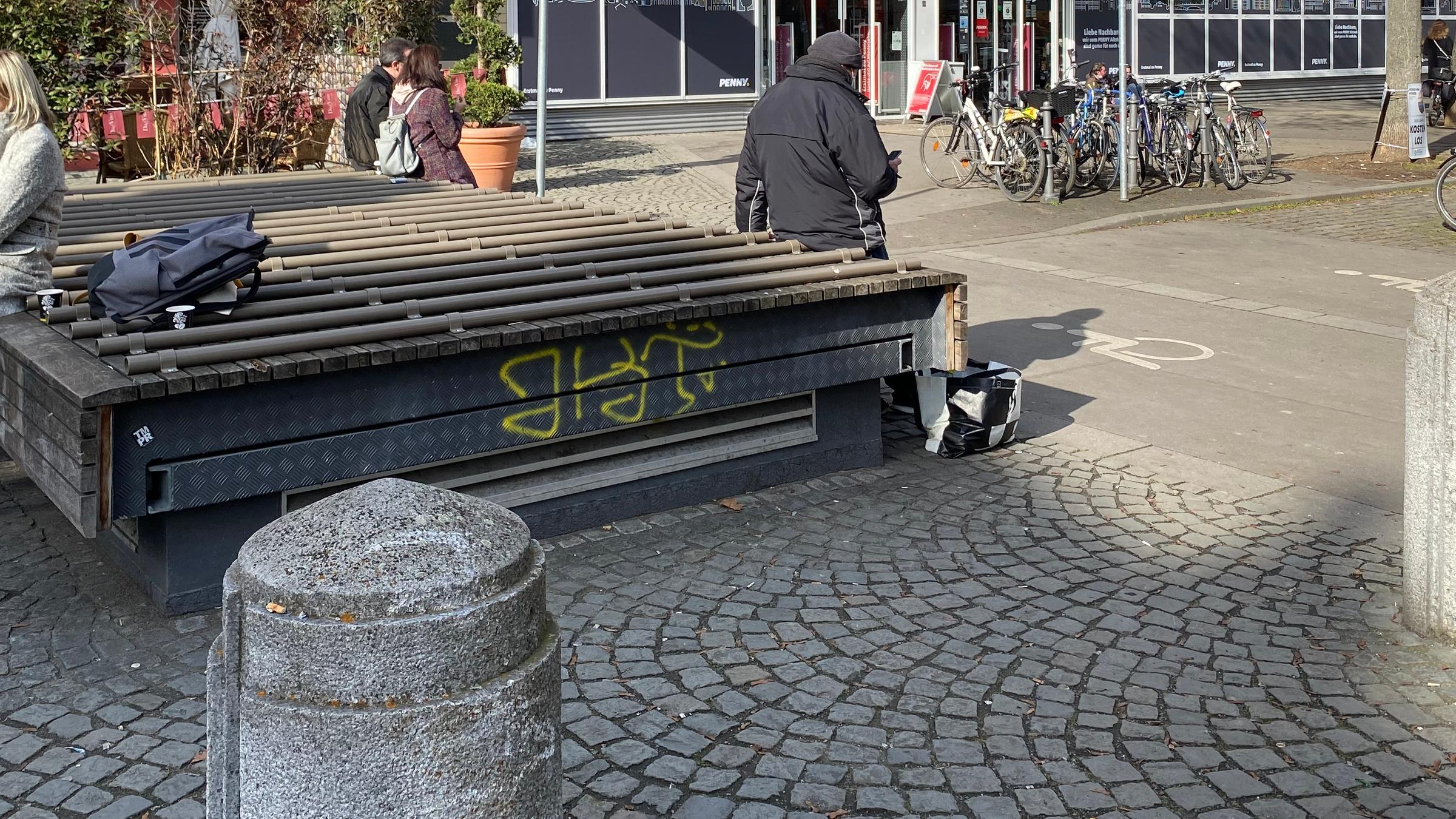 Auf großen Flachen Fläche wurden runde Rohre angebracht, sodass man hier nicht richtig sitzen oder liegen kann. 