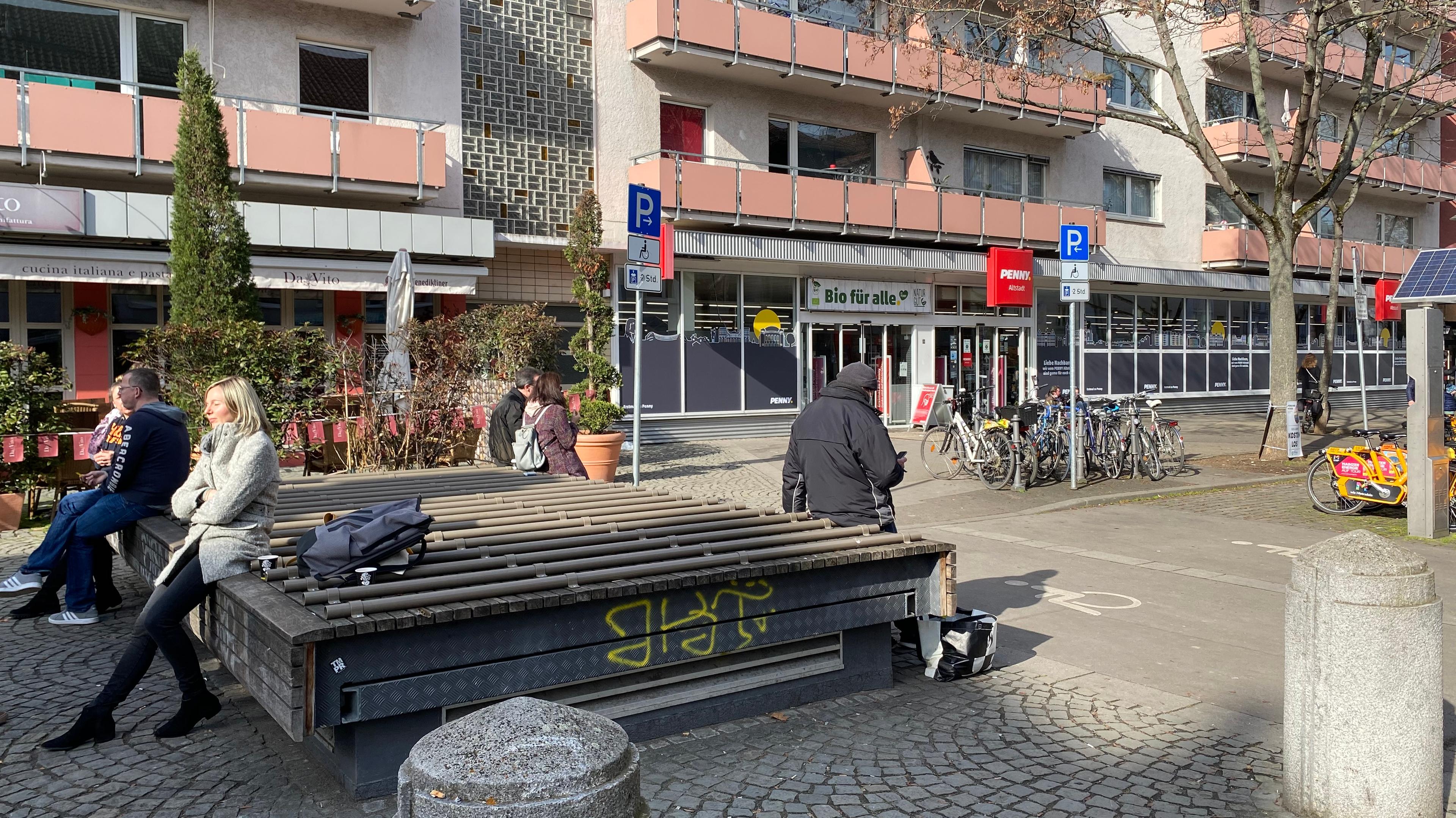 Auf großen Flachen Fläche wurden runde Rohre angebracht, sodass man hier nicht richtig sitzen oder liegen kann. 