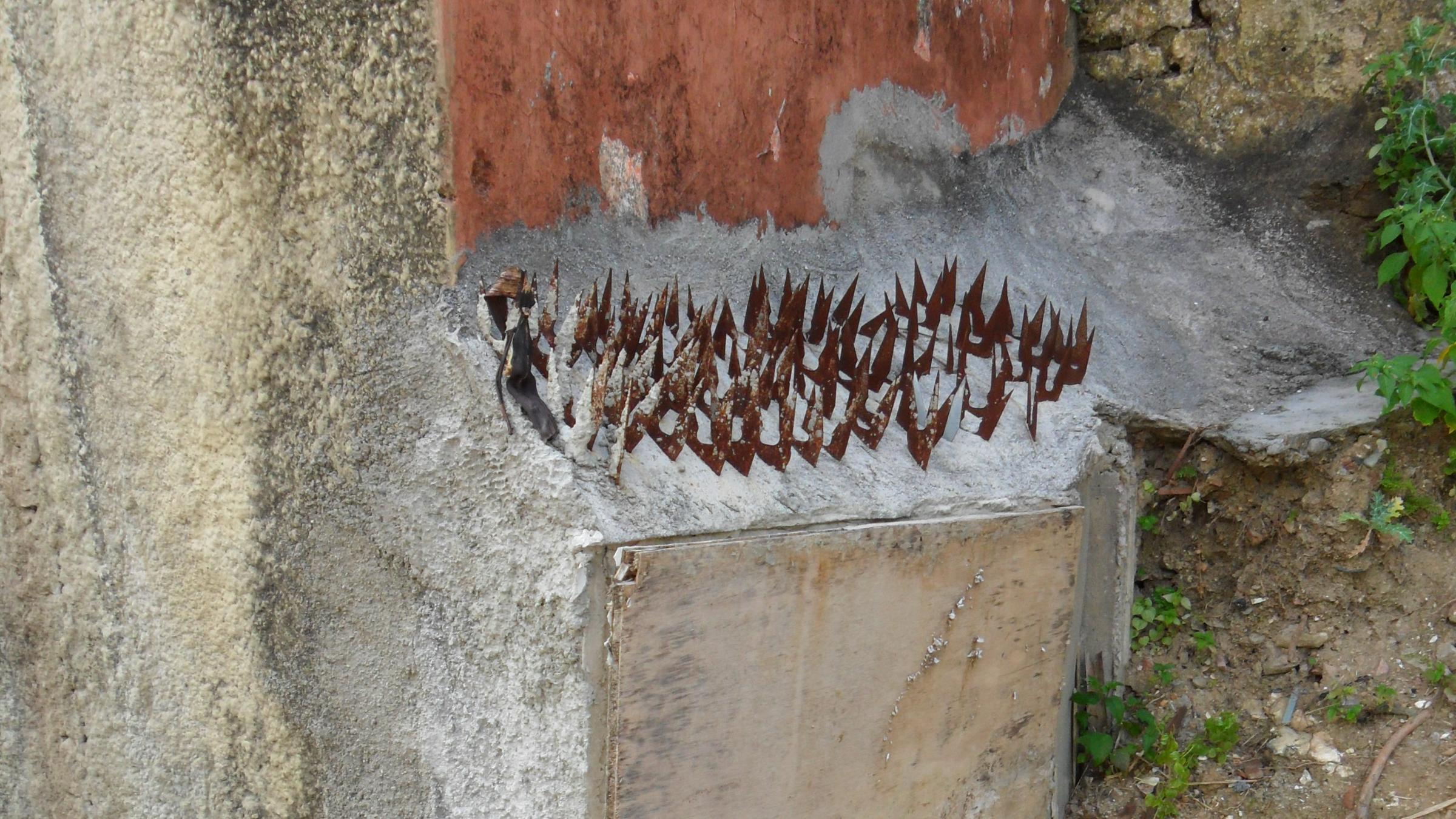 Die Wand eines Hauses wurde mit vielen kleinen Spitzen versehen, sodass sich hier auch niemand anlehnen kann. 