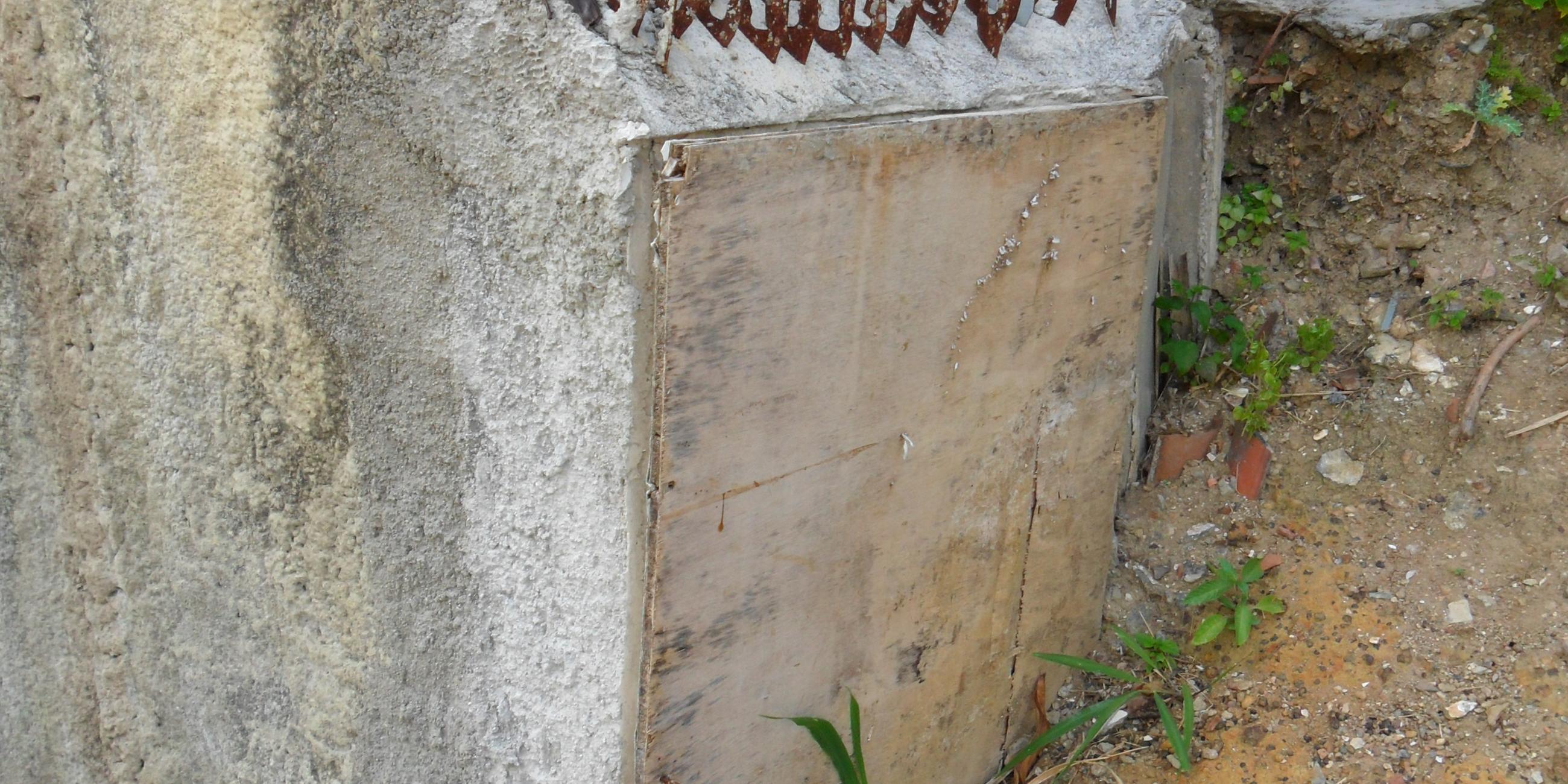 Die Wand eines Hauses wurde mit vielen kleinen Spitzen versehen, sodass sich hier auch niemand anlehnen kann. 