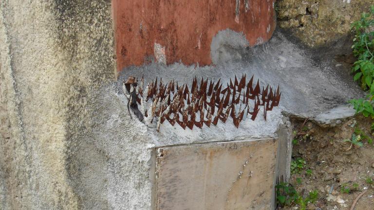 Die Wand eines Hauses wurde mit vielen kleinen Spitzen versehen, sodass sich hier auch niemand anlehnen kann. 