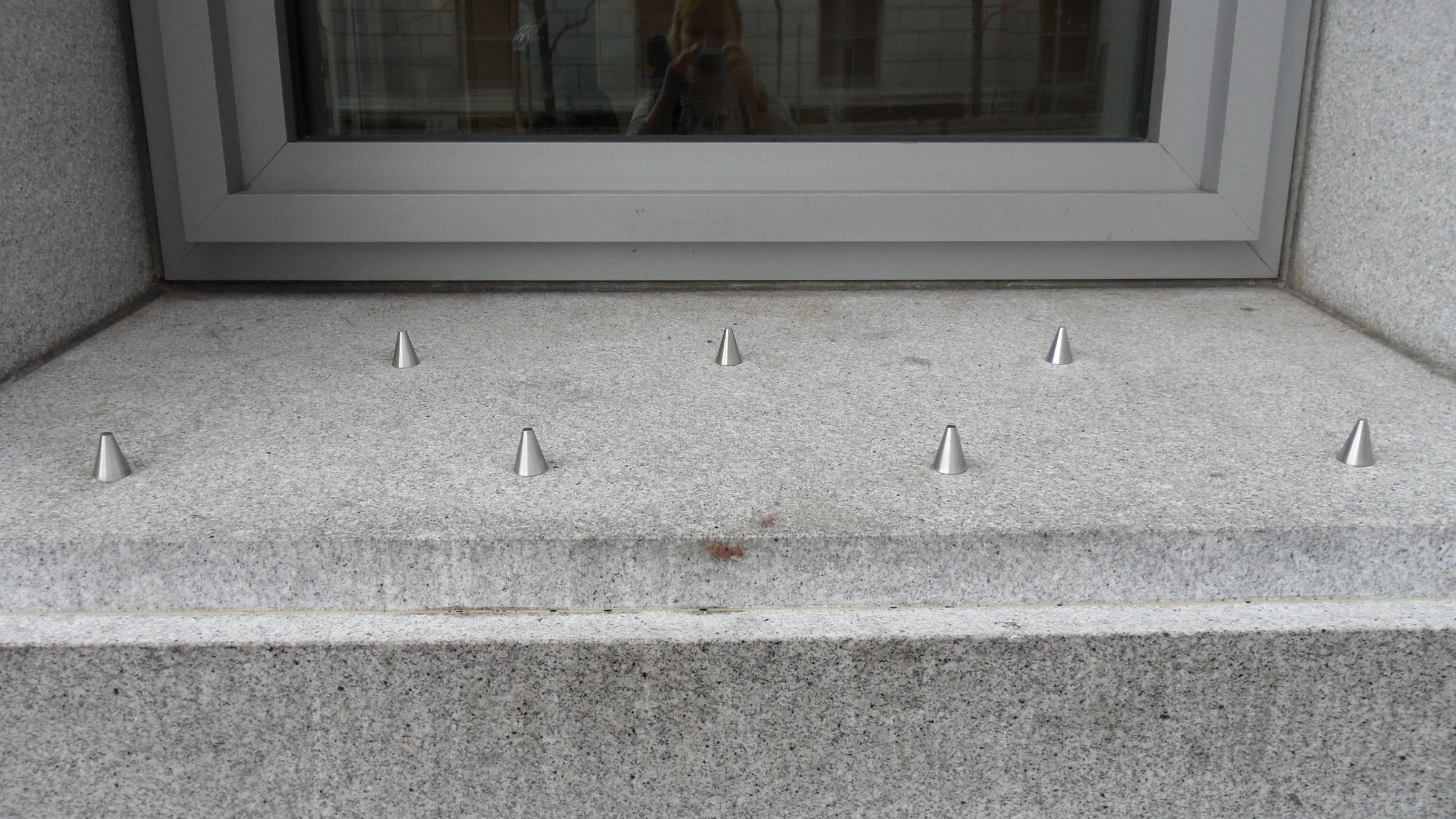 Eine Fenserbank eines Gebäudes in San Francisco, auf der Metallspitzen angebracht sind. 