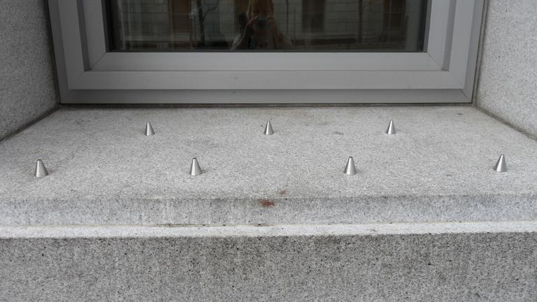 Eine Fenserbank eines Gebäudes in San Francisco, auf der Metallspitzen angebracht sind. 