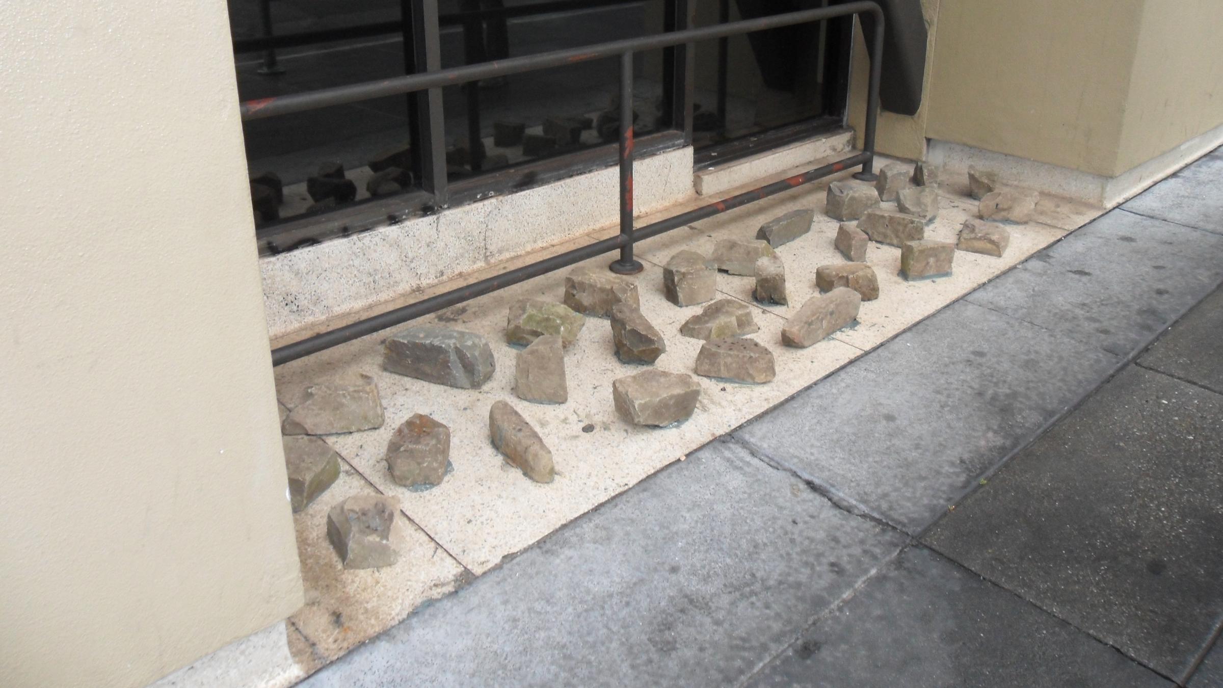 An einem Seiteneingang in San Francisco sind Steine montiert, sodass hier niemand sitzen kann. 