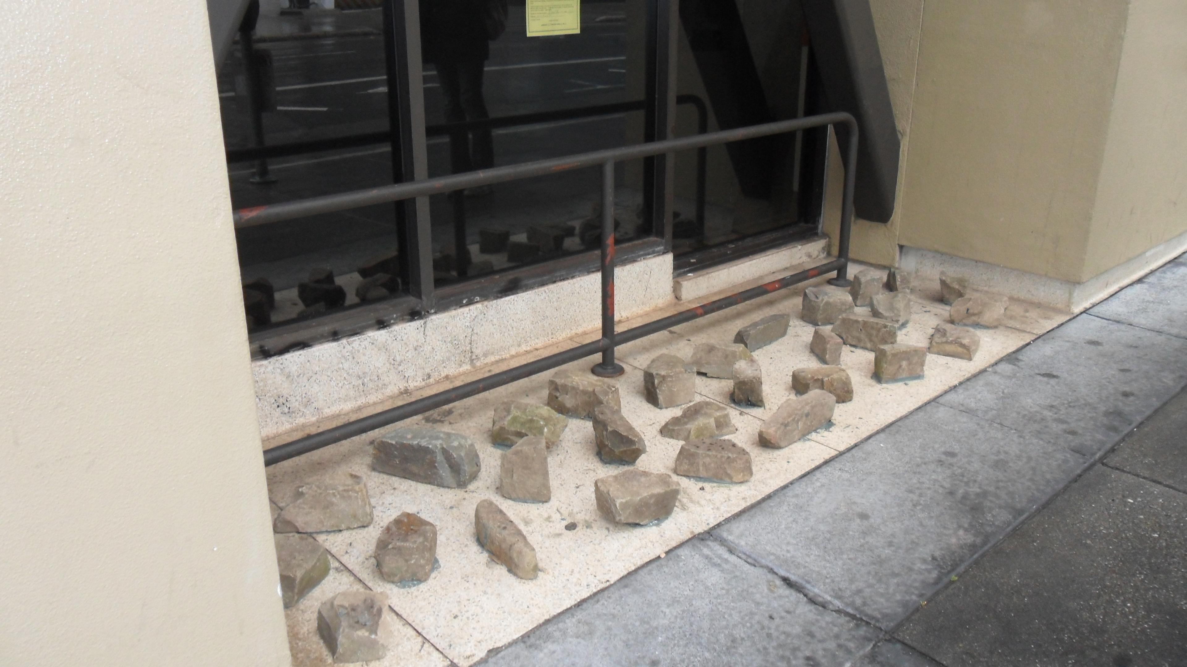 An einem Seiteneingang in San Francisco sind Steine montiert, sodass hier niemand sitzen kann. 