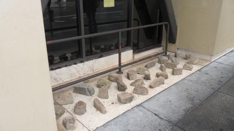 An einem Seiteneingang in San Francisco sind Steine montiert, sodass hier niemand sitzen kann. 